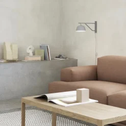 Ambit vägglampa taupe