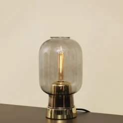 Amp Bordslampa rökfärgat glas/mässing