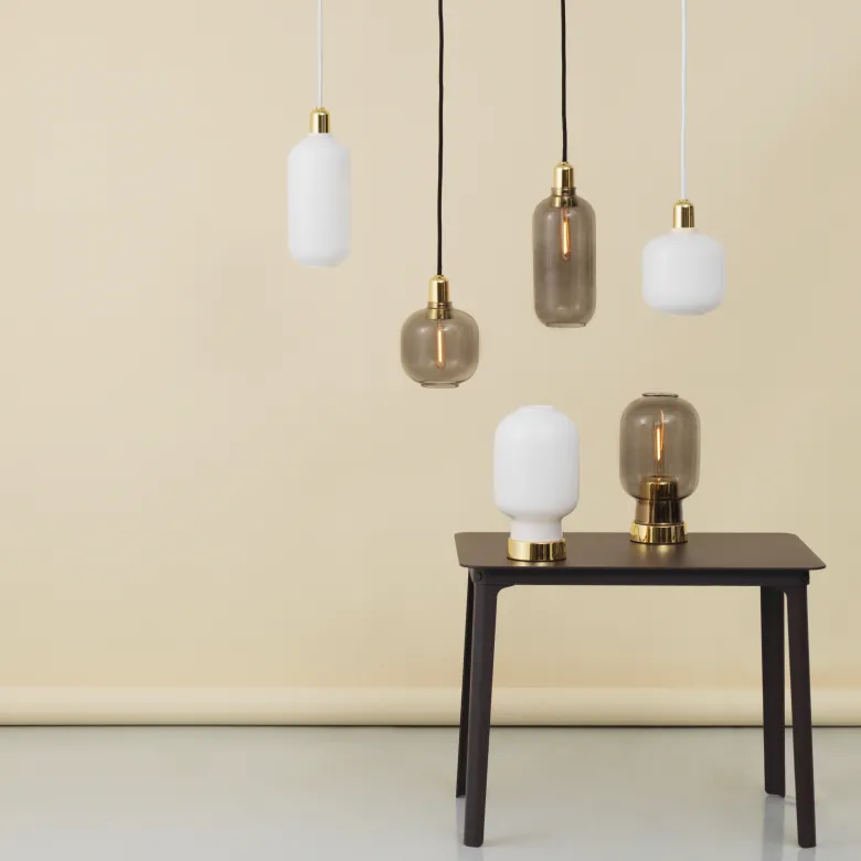Amp Bordslampa vitt glas/mässing