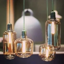 Amp Taklampa S guld glas/grön