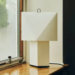 Aplat 440 bordslampa vit