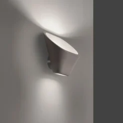Aplomb vägglampa brun