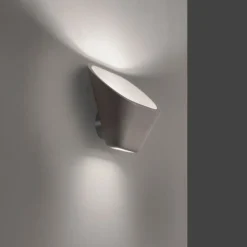 Aplomb vägglampa grå