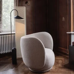 Arum golvlampa svart