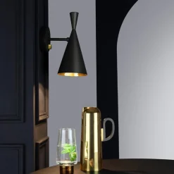 Beat vägglampa svart