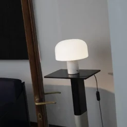 Bellhop glass bordslampa vit