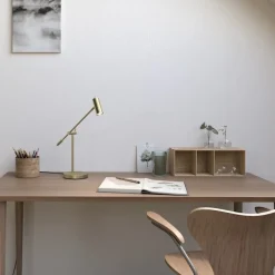 Cato bordslampa blankslipad mässing