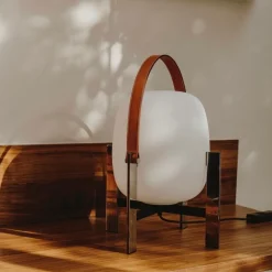 Cesta metalica bordslampa med handtag i läder opalglas