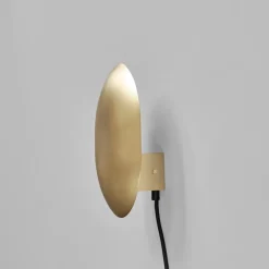 Clam vägglampa brass