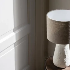 Cora bordslampa nude/vit