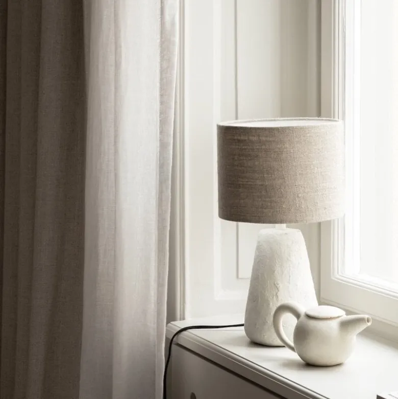 Cora bordslampa nude/vit