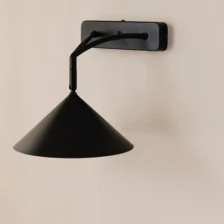 Curve vägglampa svart