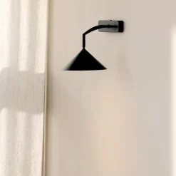 Curve vägglampa svart