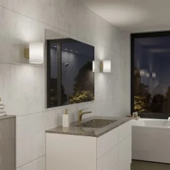 Evoke L vägglampa IP44 satin mässing/opal glas