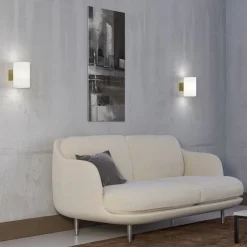 Evoke L vägglampa IP44 satin mässing/opal glas