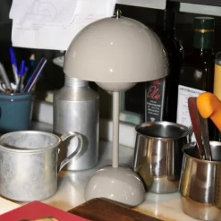 Flowerpot VP9 portabel bordslampa Grey Beige