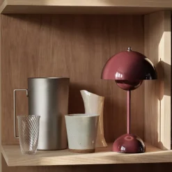Flowerpot VP9 portabel bordslampa Dark Plum