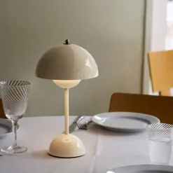 Flowerpot VP9 Portabel bordslampa Ivory