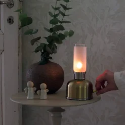 Frida portabel bordslampa mässing