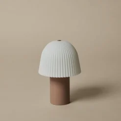 Frill portabel bordslampa rose/vit