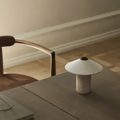 Futé portable bordslampa cream
