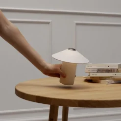 Futé portable bordslampa cream