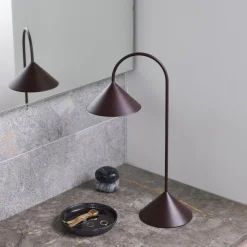 Grasp H47 portabel bordslampa matt beetroot