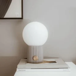 Hubble 15 bordslampa grå/mässing