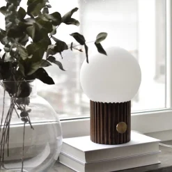 Hubble 15 bordslampa valnöt/borstad mässing