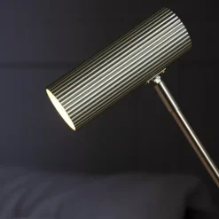 Hubble Read bordslampa borstad mässing