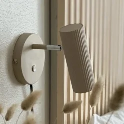 Hubble vägglampa beige/krom