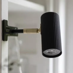 Hubble vägglampa borstad mässing
