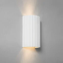 Kymi 220 vägglampa matt vit