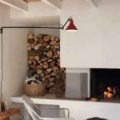 Lampe Gras N°213 vägglampa conic svart/röd