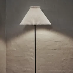 Le Klint 334H golvlampa svart/white paper