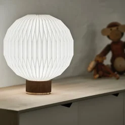 Le Klint 375 medium bordslampa papperskärm/rökt ek