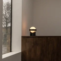 Loop large bordslampa dark grey + Sphere IV LED bulb