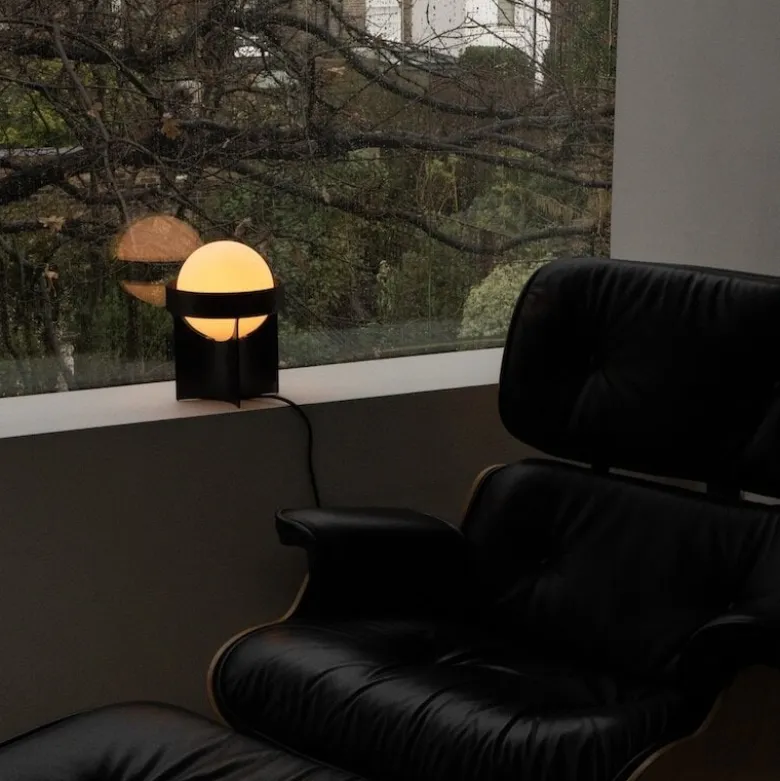 Loop large bordslampa dark grey + Sphere IV LED bulb