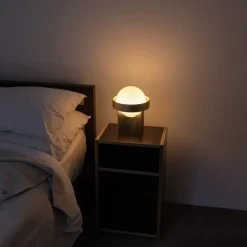 Loop large bordslampa gold + Sphere IV LED bulb