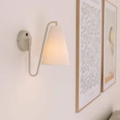 Lou vägglampa Bouclé vit/beige