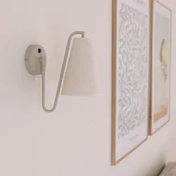 Lou vägglampa Bouclé vit/beige