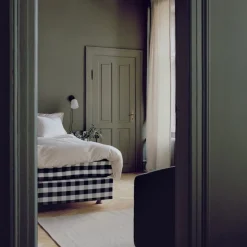Material vägglampa vitt opalglas/svart