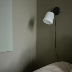 Material vägglampa vitt opalglas/svart