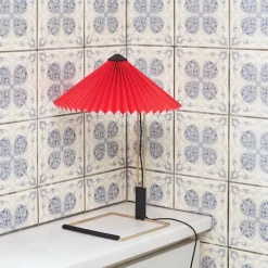 Matin 300 bordslampa bright red/brass