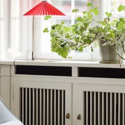 Matin 300 bordslampa bright red/brass