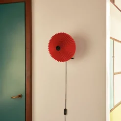 Matin 380 vägglampa oxide red/brass