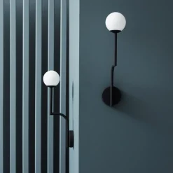 Mobil 46 Vägglampa kabel opal/svart