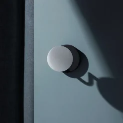 Mobil 12 Vägglampa mässing/opal