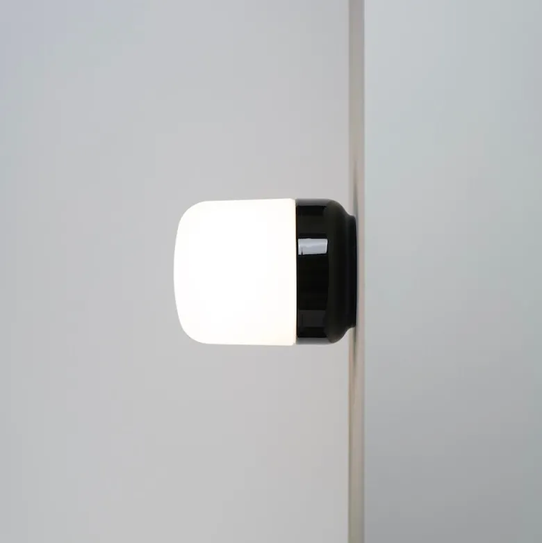 Ohm 140/170 tak-/vägglampa IP44 E27 svart/matt opal