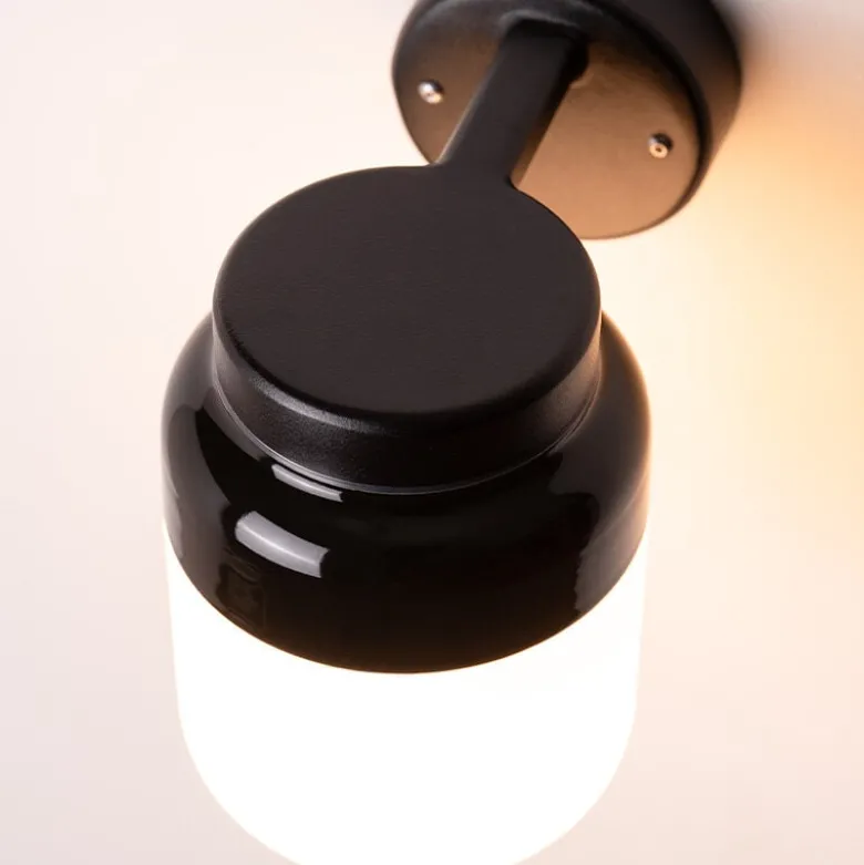 Ohm 140/205 vägglampa IP44 E27 svart/matt opal